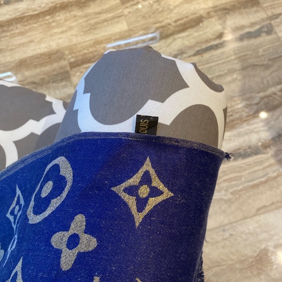 Beautiful scarf in brand new condition. - Picture 7 of 8